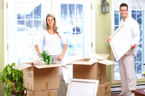 Residential packing support for a family move in Hatchend